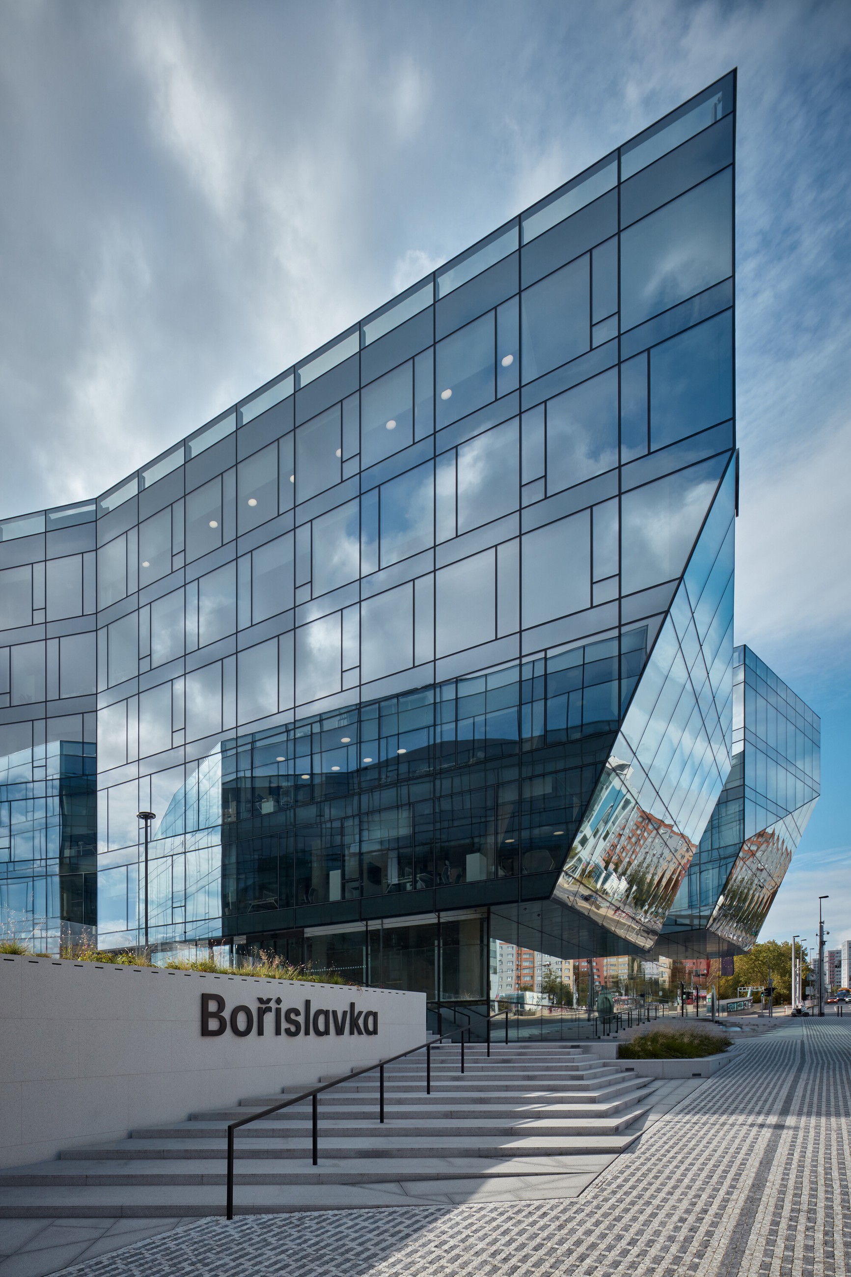 Bořislavka centrum – výměna skel horolezeckou technikou